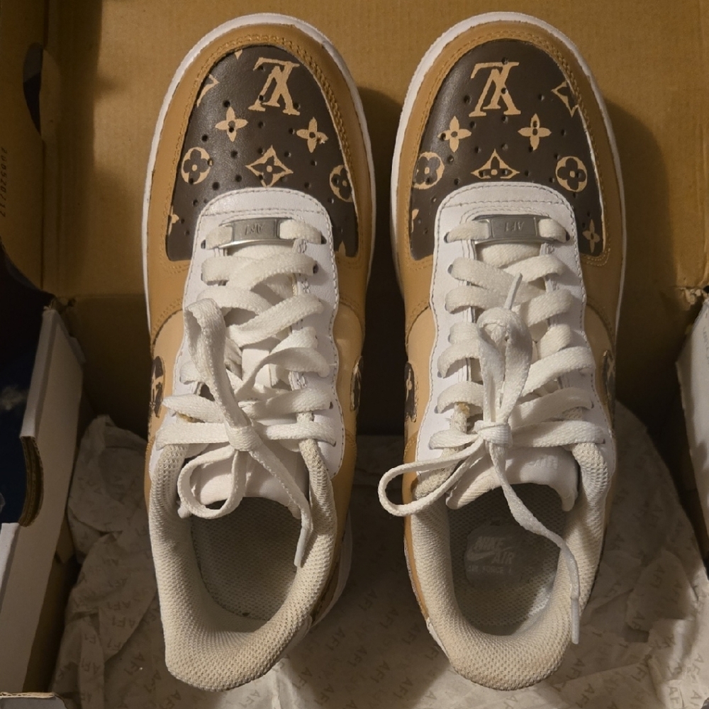 Nike Tan and White Patterned Sneakers